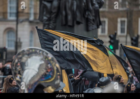 Londra, Regno Unito. 1a gen, 2017. Marching Band su Whitehall passano le donne della guerra mondiale due memorial - il giorno di nuovi anni parade passa attraverso il centro di Londra forma Piccadilly per Whitehall. Londra 01 Jan 2017 © Guy Bell/Alamy Live News Foto Stock