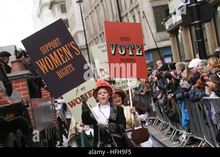 Londra, Regno Unito. Il 1 gennaio 2017. Gli artisti interpreti o esecutori dal City of Westminster galleggiante vestito come 'Suffragette' che partecipano a Londra il giorno di Capodanno sfilata a Londra il 1 gennaio 2017. Circa 8.000 artisti provenienti da tutto il mondo hanno preso parte nel 2017 Nuovi anni Parade, che ha avuto come tema "Luci, Camera, Azione' . La sfilata è iniziare a 12pm, e seguire la rotta abituale da Green Park tube station e alla fine a3.30pm nella piazza del Parlamento, via Piccadilly Circus, Lower Regent Street, Pall Mall, Trafalgar Square e Whitehall. © David Mbiyu/Alamy Live News Foto Stock