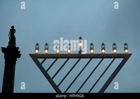 Londra, Regno Unito. Il 1 gennaio 2017. Il gigante menorah illuminata a Chanukah, il festival ebraico di luci, in Trafalgar Square. © claire doherty/Alamy Live News Foto Stock