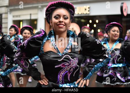 Londra, Regno Unito. Il 1 di gennaio 2017. Ballerini boliviana di eseguire durante la London New Year's Parade Credito: Pietro Recchia/Alamy Live News Foto Stock