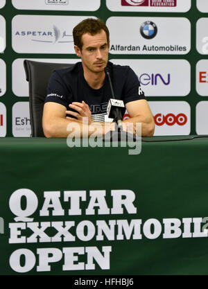 Doha in Qatar. 1a gen, 2017. La Gran Bretagna di Andy Murray reagisce durante una conferenza stampa di ATP Qatar Open Tennis Tournament 2017 Al Khalifa International Tennis Complex di Doha, capitale del Qatar, il 1 gennaio 2017. Il torneo si svolgerà il 7 gennaio 2-7. © Nikku/Xinhua/Alamy Live News Foto Stock