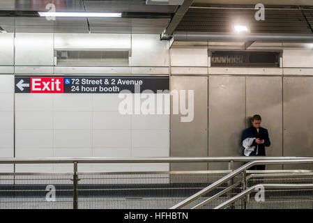 New York, Stati Uniti d'America 1 Gennaio 2017 - Dopo quasi un secolo la Second Avenue Subway infine aperto al pubblico il giorno di nuovi anni. Tre nuove stazioni, a 72º, 86º e 96strade, oltre a un'estensione a est 63a sono stati aggiunti alla BMT e costo di 4,4 miliardi di dollari. Il nuovo stato della tecnica della linea metropolitana corre lungo linee BMT alla Spiaggia di Brighton, Brooklyn. ©Stacy Rosenstock Walsh Foto Stock