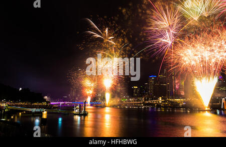 BRISBANE, Australia, 31 DIC 2016: Nuovo Anno fuochi d'artificio oltre il cielo notturno a Southbank, Brisbane, Australia Foto Stock