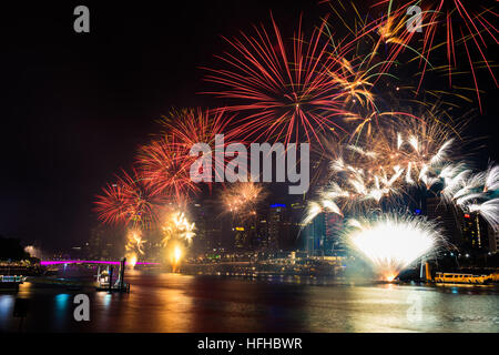 BRISBANE, Australia, 31 DIC 2016: Nuovo Anno fuochi d'artificio oltre il cielo notturno a Southbank, Brisbane, Australia Foto Stock