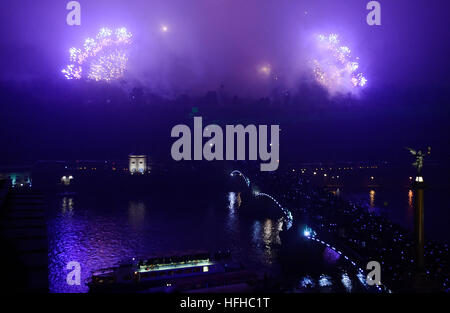 Praga, Repubblica Ceca. 01 gen 2017. Nuovo Anno di fuochi d'artificio 2017, Praga, Repubblica Ceca, 1 gennaio 2017. © Roman Vondrous/CTK foto/Alamy Live News Foto Stock