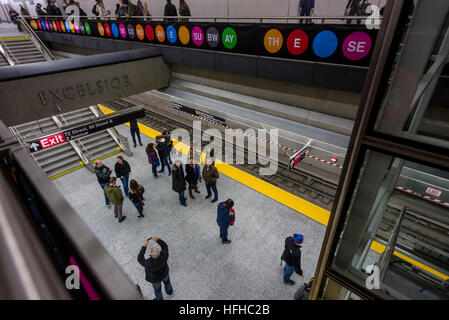 New York, Stati Uniti d'America. 1a gen, 2017. Dopo quasi un secolo la Second Avenue Subway infine aperto al pubblico il giorno di nuovi anni. Tre nuove stazioni, a 72º, 86º e 96strade, oltre a un'estensione a est 63a sono stati aggiunti alla BMT e costo di 4,4 miliardi di dollari. Il nuovo stato della tecnica della linea metropolitana corre lungo linee BMT alla Spiaggia di Brighton, Brooklyn. © Stacy Rosenstock Walsh/Alamy Live News Foto Stock