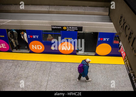 New York, Stati Uniti d'America. 1a gen, 2017. Dopo quasi un secolo la Second Avenue Subway infine aperto al pubblico il giorno di nuovi anni. Tre nuove stazioni, a 72º, 86º e 96strade, oltre a un'estensione a est 63a sono stati aggiunti alla BMT e costo di 4,4 miliardi di dollari. Il nuovo stato della tecnica della linea metropolitana corre lungo linee BMT alla Spiaggia di Brighton, Brooklyn. © Stacy Rosenstock Walsh/Alamy Live News Foto Stock