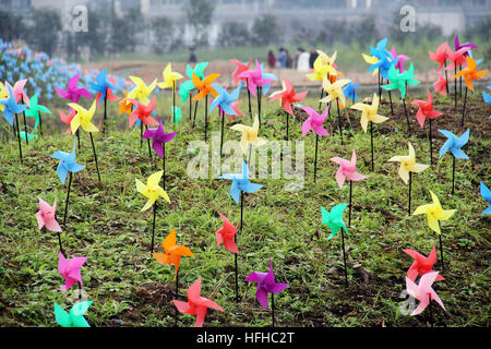 Hangzhou, cinese della Provincia di Zhejiang. Il 2 gennaio, 2017. I turisti vista pinwheels colorato a Dipu villaggio di Tonglu County, est della Cina di Provincia dello Zhejiang, Gen 2, 2017. © Xu Junyong/Xinhua/Alamy Live News Foto Stock