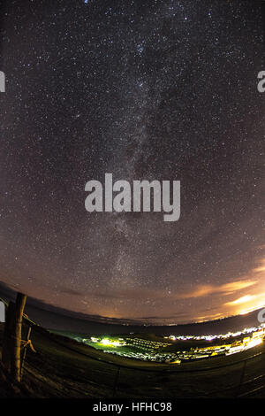 Aberystwyth Wales UK, domenica 01 Jan 2017 in una fredda notte chiara, con temperature scenda a meno di 2º Celsius, la via lattea è chiaramente visibile come una spessa banda di stelle attraverso i cieli al di sopra Borth villaggio sul West Wales coast vicino a Aberystwyth sulla prima notte di 2017 foto © Keith Morris / Alamy Live News Foto Stock