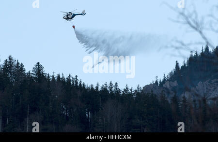 Kochel am See, Germania. 02Jan, 2017. Un elicottero mettendo a fuoco sulla montagna Jochberg in Kochel am See, Germania, 02 gennaio 2017. Un alpinista ha causato un incendio sulla montagna Jochberg. Circa un centinaio di ettari di foresta e campi erano sul fuoco e i vigili del fuoco potrebbe richiedere ancora un paio di giorni in più per estinguere il fuoco, secondo l'amministrazione distrettuale. Foto: Sven Hoppe/dpa/Alamy Live News Foto Stock