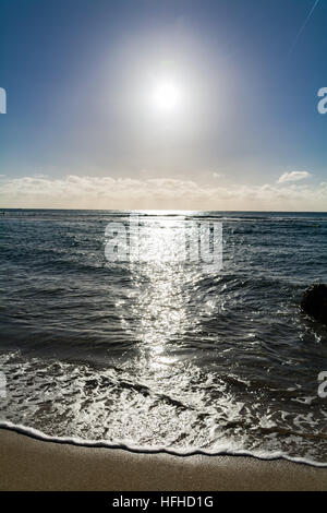 Treen, Cornwall, Regno Unito. Il 2 gennaio, 2017. Regno Unito Meteo. Sheletered dai freddi venti del nord era calda e soleggiata per un numero sufficiente di persone per essere a prendere il sole e nuotare nel mare oggi a Treen, vicino Porthcurno. © cwallpix/Alamy Live News Foto Stock