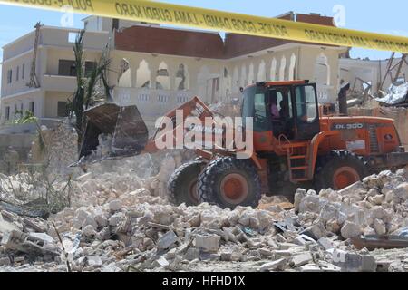 Mogadiscio, Somalia. Il 2 gennaio, 2017. Un bulldozer pulisce alla scena dell'attacco suicida a Mogadiscio, capitale della Somalia, Gen 2, 2017. Almeno due persone sono state uccise e molte altre ferite in twin di blasti dal gruppo estremista Al-Shabaab vicino alla base della missione dell Unione Africana in Somalia (AMISOM) e un hotel di lusso nella capitale somala Mogadiscio il lunedì. © Faisal Isse/Xinhua/Alamy Live News Foto Stock