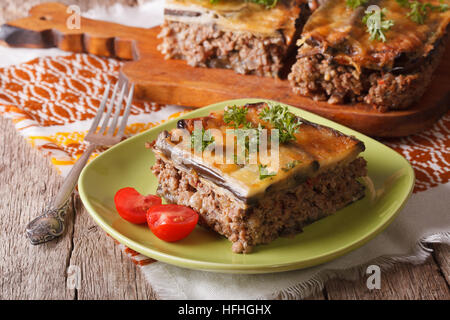 Porzione di moussaka Greca con le melanzane su una tavola di close-up orizzontale. Foto Stock