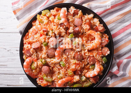 Deliziosi jambalaya Creola con gamberi e salsiccia close-up su una piastra. horizontaltop view Foto Stock