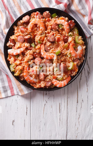 Deliziosi jambalaya Creola con gamberi e salsiccia su una piastra verticale vista superiore Foto Stock