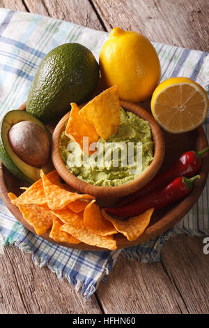 Nachos, guacamole salsa calda e gli ingredienti da vicino sul piano verticale. Foto Stock