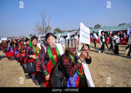 Kathmandu, Nepal. 30 Dic, 2016. Gurung nepalese donna indossando costumi tradizionali durante la celebrazione della Tamu Lhosar o Losar a Kathmandu, Nepal Venerdì, Dicembre 30, 2016. Gurung comunità La gente celebra quest anno Tamu Lhosar o Losar come un nuovo anno dell'uccello. © Narayan Maharjan/Pacific Press/Alamy Live News Foto Stock