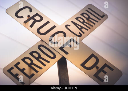 Fotografia di un attraversamento ferroviario sign in spagnolo Foto Stock