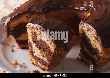 Marmo torta di cioccolato tagliati a pezzi di close-up su una piastra orizzontale. Foto Stock