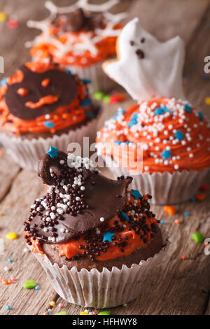 Halloween tortine decorate con la glassa su una tavola di close-up verticale. Foto Stock