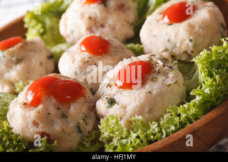 Italiano i canederli con la salsa di pomodoro su un piatto di legno macro. orizzontale Foto Stock