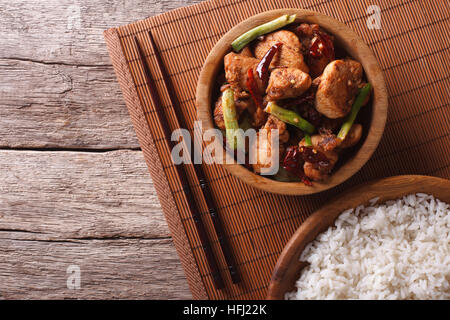 Kung Pao filetti di pollo in una ciotola e riso. vista orizzontale dal di sopra Foto Stock