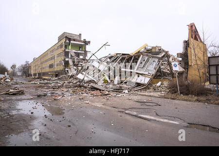 La demolizione del vecchio edificio in fabbrica Foto Stock