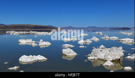 Al Lago Mono in California la Sierra orientale, strutture rocciose chiamato "tufo' formano quando minerali precipitato dall'acqua alcalina. Foto Stock