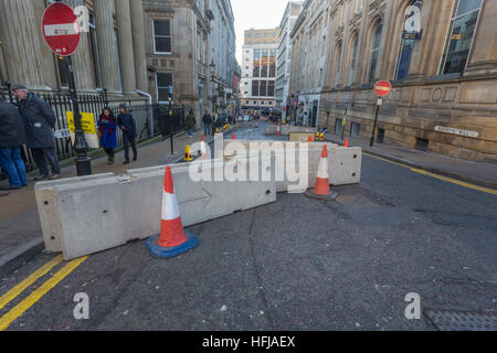 Le barriere in calcestruzzo protezione dei pedoni da attacco del veicolo a Birmingham Regno Unito durante l'annuale Mercato di Natale. Foto Stock