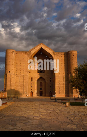 Piazza di pietra di fronte Khoja Ahmed Yasawi mausoleo nella luce del sole all'alba in Turkestan Kazakistan Foto Stock