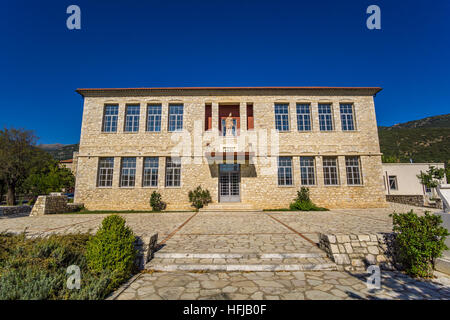 La storica elementare scuola locale di Karytaina - Tradizionale edificio architettonico nel villaggio di Karytaina. Arcadia, Peloponneso, Grecia Foto Stock