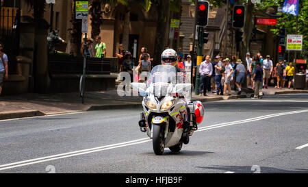 Un paramedico cavalca il suo moto attraverso la città ad alta velocità lungo il tragitto per un'emergenza. Motociclo ambulanze ar Foto Stock