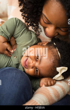 Felice African American madre e suo daugher. Foto Stock