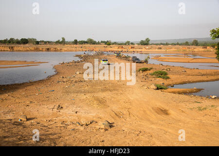 Kiniero, Guinea, 20 Aprile 2015: guida su una via attraverso il fiume Niandan, utilizzabile nella stagione secca. Foto Stock