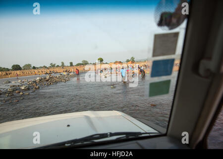 Kiniero, Guinea, 20 Aprile 2015: guida su una via attraverso il fiume Niandan, utilizzabile nella stagione secca. Foto Stock