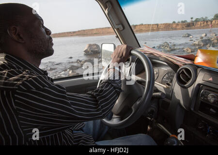 Kiniero, Guinea, 20 Aprile 2015: guida su una via attraverso il fiume Niandan, utilizzabile nella stagione secca. Foto Stock