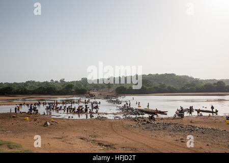 Kiniero, Guinea, 20 Aprile 2015: persone lavaggio nel fiume Niandan. Foto Stock