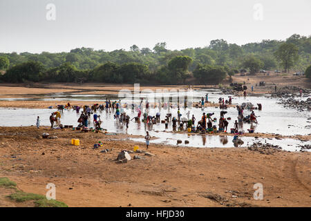 Kiniero, Guinea, 20 Aprile 2015: persone lavaggio nel fiume Niandan. Foto Stock