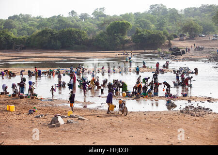 Kiniero, Guinea, 20 Aprile 2015: persone lavaggio nel fiume Niandan. Foto Stock