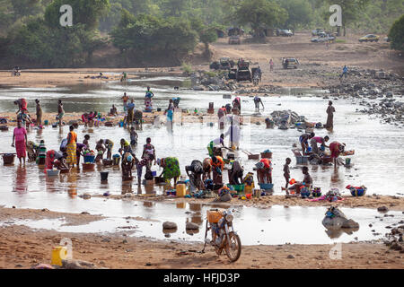 Kiniero, Guinea, 20 Aprile 2015: persone lavaggio nel fiume Niandan. Foto Stock