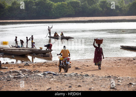 Kiniero, Guinea, 20 Aprile 2015: persone lavaggio nel fiume Niandan. Foto Stock