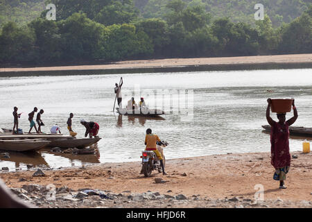 Kiniero, Guinea, 20 Aprile 2015: persone lavaggio nel fiume Niandan. Foto Stock