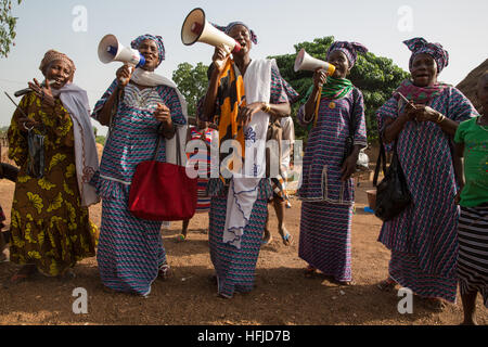 Kiniero, Guinea, Aprile 2015: Bintou Condé e amici cantando per pochi soldi dopo un tradizionale annuale di lago di pesca a parte. Foto Stock