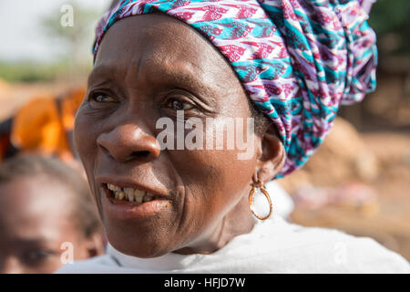 Kiniero, Guinea, Aprile 2015: Bintou Condé e amici cantando per pochi soldi dopo un tradizionale annuale di lago di pesca a parte. Foto Stock