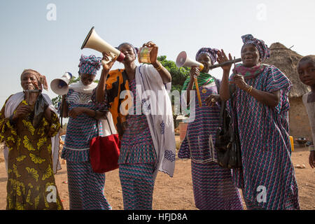 Kiniero, Guinea, Aprile 2015: Bintou Condé e amici cantando per pochi soldi dopo un tradizionale annuale di lago di pesca a parte. Foto Stock