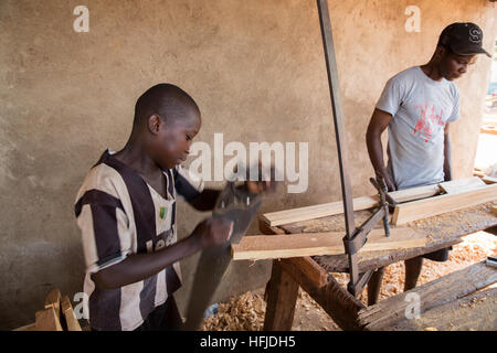 Kiniero, Guinea, 30 Aprile 2015: laboratorio di falegnameria rendendo letti e mobili per il villaggio. Foto Stock