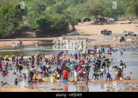 Kiniero, Guinea, 20 Aprile 2015: persone lavaggio nel fiume Niandan. Foto Stock