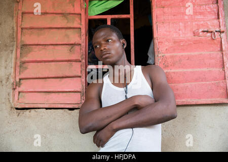 Kiniero, Guinea, 30 Aprile 2015: un figlio di villaggio sambuco Ibrahima Condé, 77, cieco e il capo del villaggio Kiniéro. Foto Stock