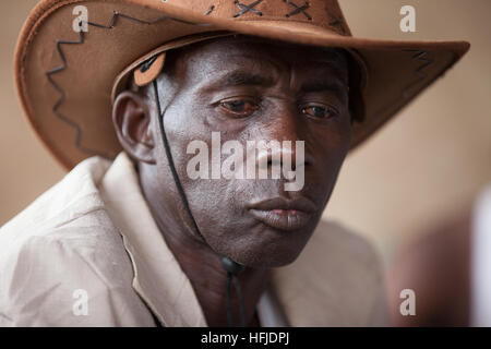 Kiniero, Guinea, 20 Aprile 2015: questo villaggio e la zona circostante sarà allagato dalla diga Fomi. Mamady Nagnalein Condé ascoltando gli anziani. Foto Stock