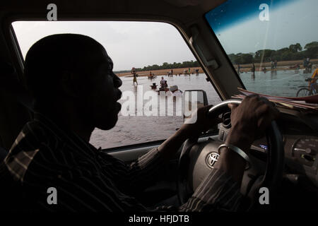 Kiniero, Guinea, 20 Aprile 2015: guida su una via attraverso il fiume Niandan, utilizzabile nella stagione secca. Foto Stock